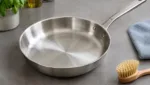 Bratpfanne aus Edelstahl schonend reinigen