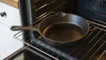 Bratpfanne aus Gusseisen richtig einbrennen